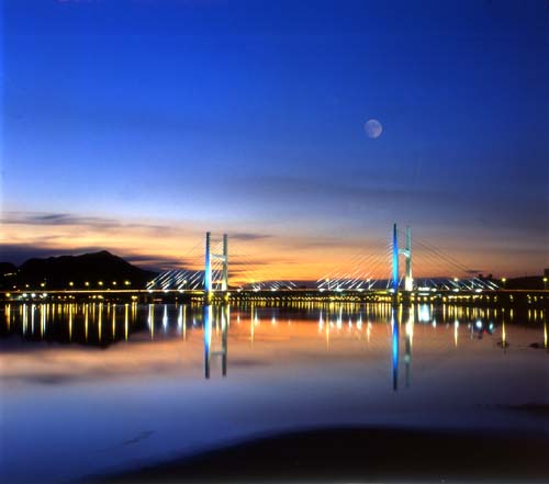 Taiwan, Taipei, dusk at Chongyang Bridge